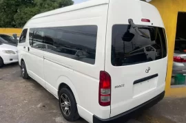 2010 Toyota hiace 15 seater